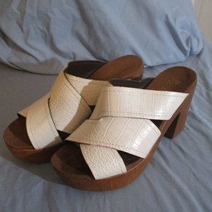 Lightly Used White Mountain Footbed Shoes